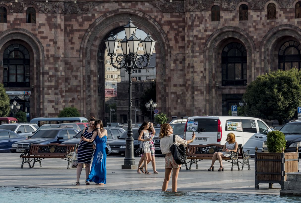 Песня запах еревана. Армения жизнь Ереван. Yerevan ulici. Ереван люди на улице. Люди на улицах города Еревана.