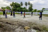 Maldivané hrající volejbal, Huraa