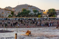 People by the flooded river, Medina