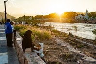 People by the flooded river, Medina