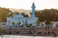 People by the flooded river, Medina