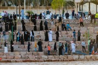 People by the flooded river, Medina
