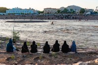 People by the flooded river, Medina