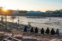 People by the flooded river, Medina