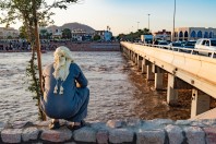 People by the flooded river, Medina