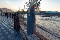 People by the flooded river, Medina